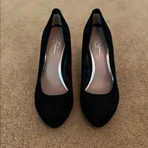 Black pumps